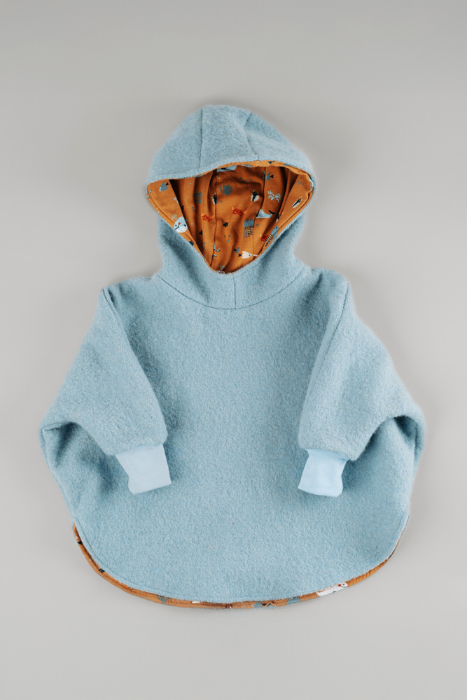 pompom_poncho_blue_024 Poncho, baby blue