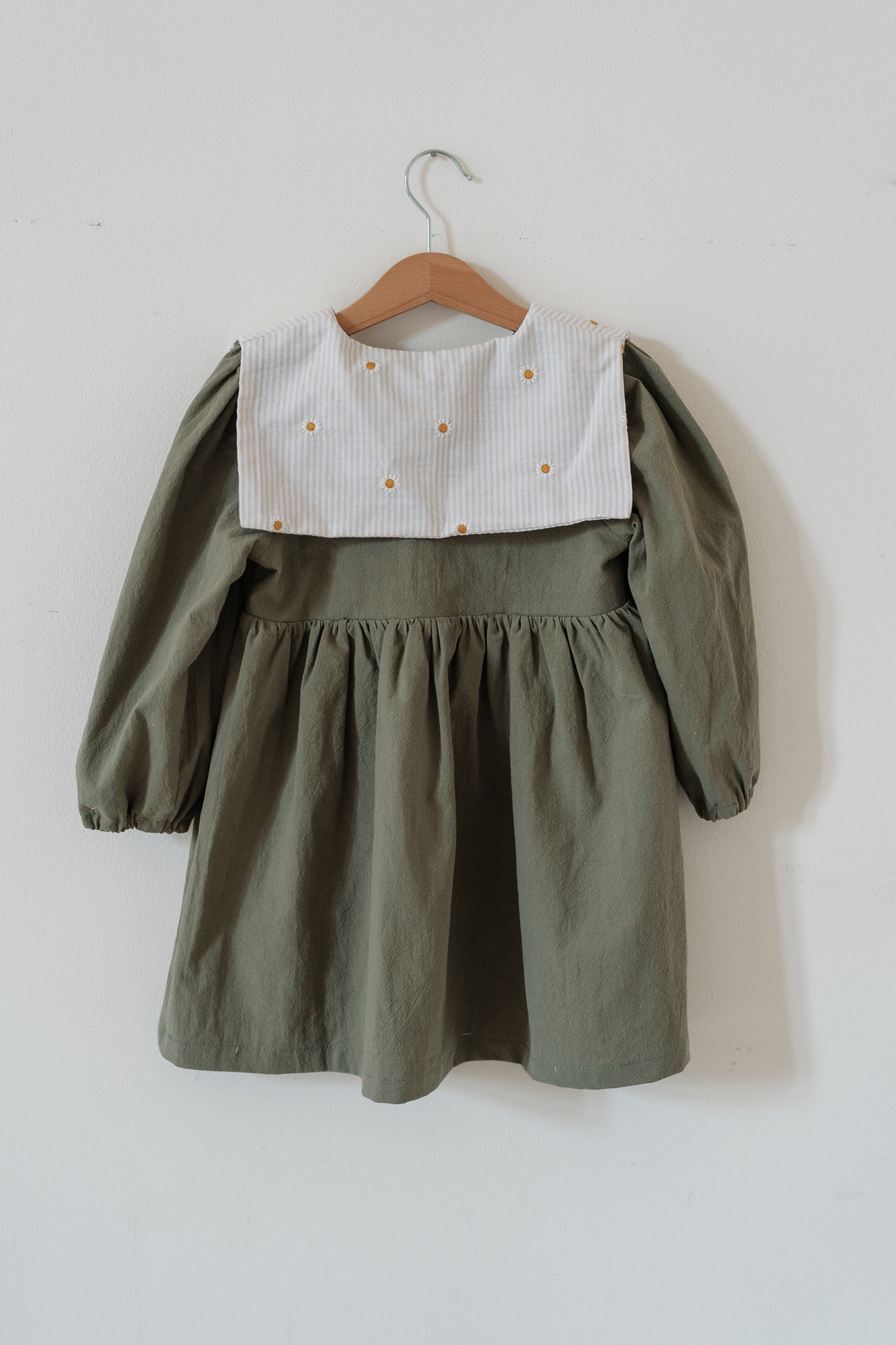 Rochiță cu guler - din bumbac prespălat, khaki