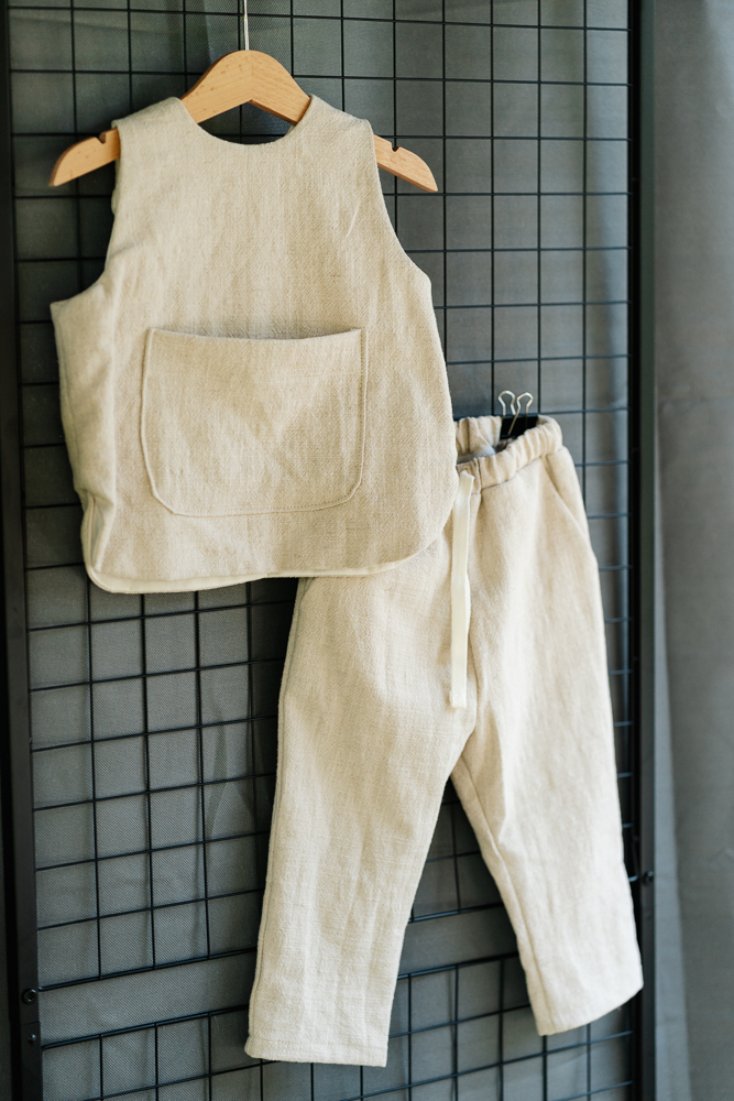 Compleu - vestă și pantaloni cu buzunare - din in prespălat, natur