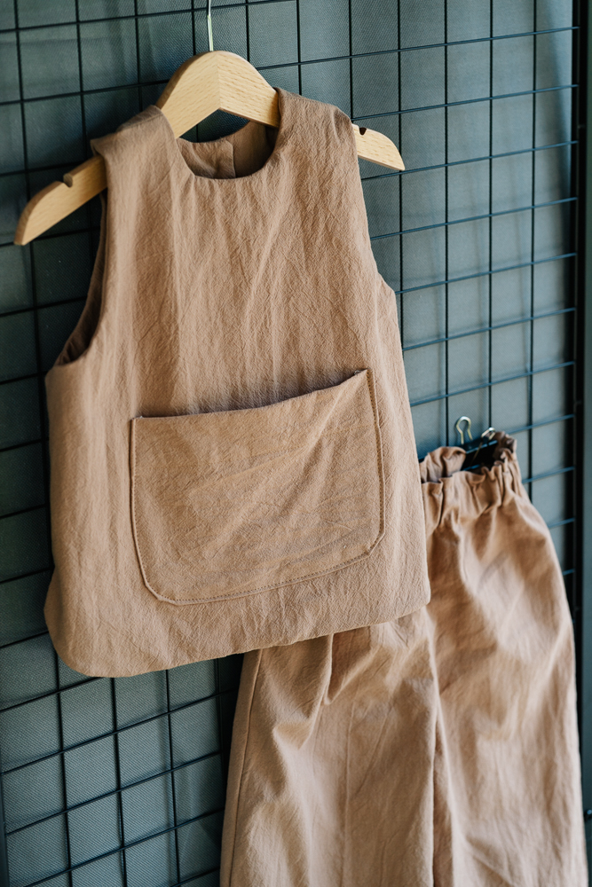 Compleu - vestă și pantaloni - din bumbac prespălat, cacao