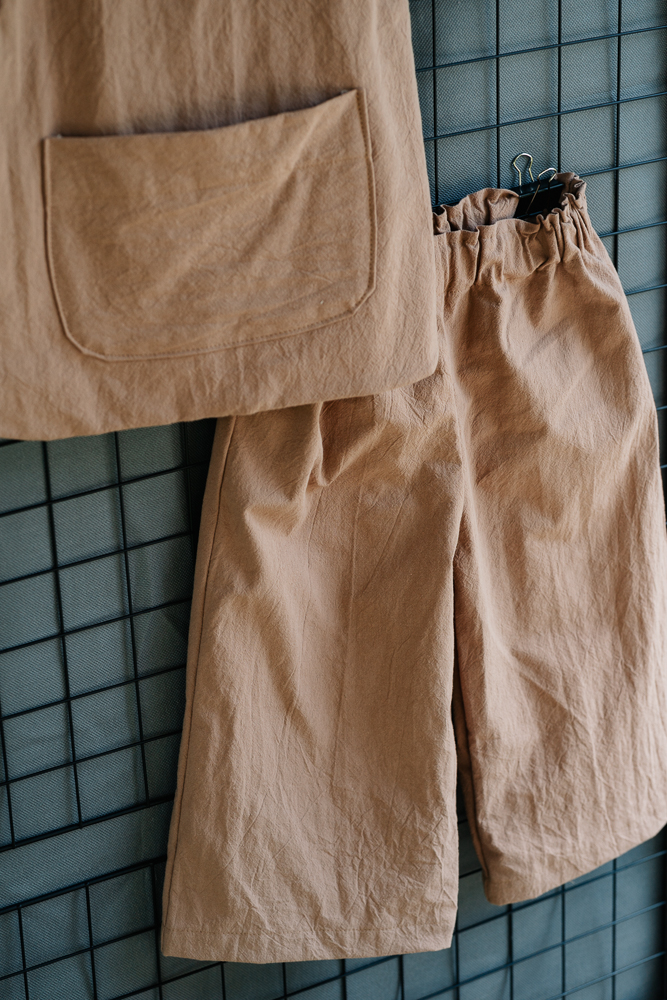 Compleu - vestă și pantaloni - din bumbac prespălat, cacao